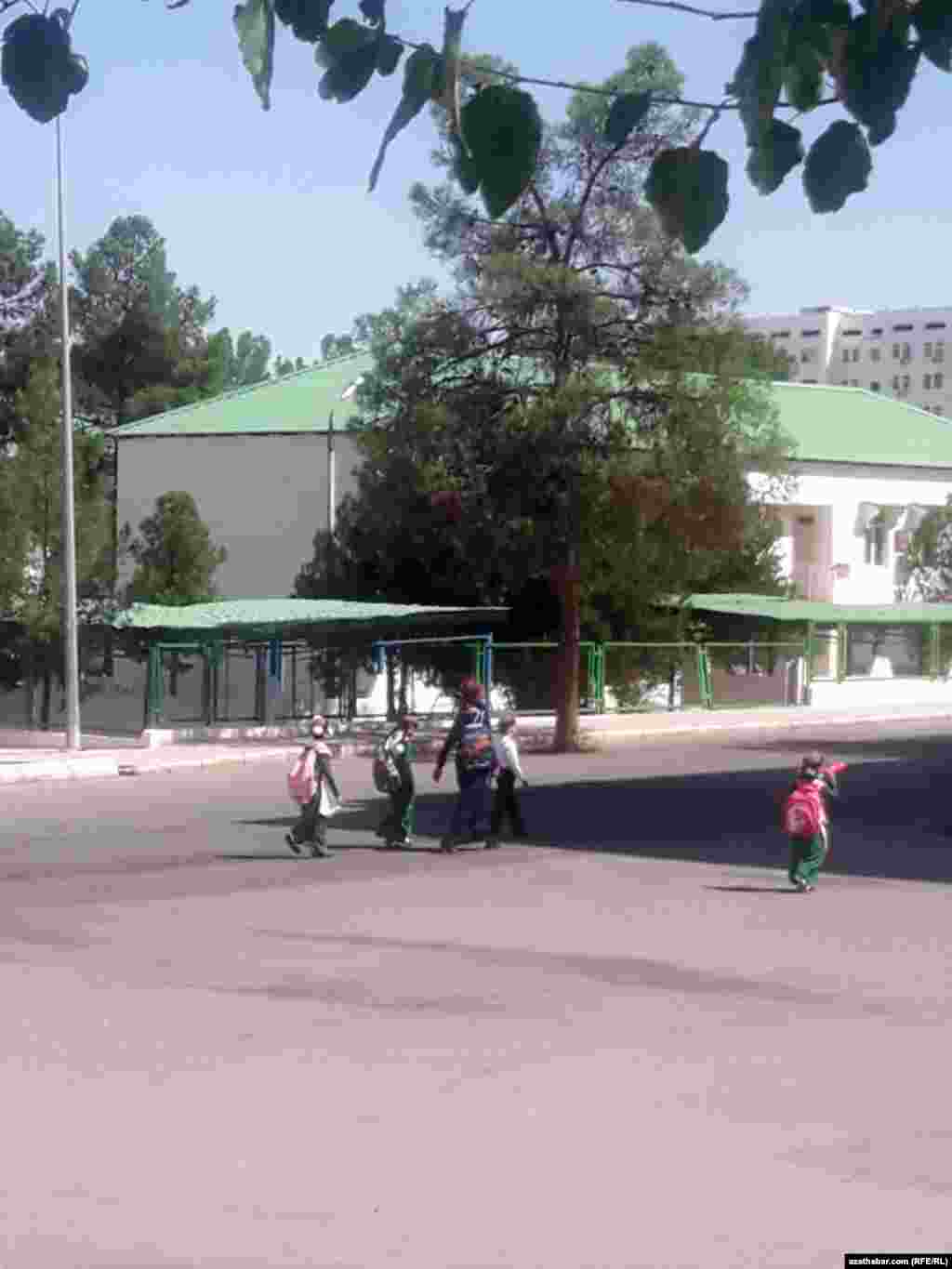 Çagalary bilen mekdepden gelýçän aýal. Aşgabat, sentýabr, 2020.&nbsp;