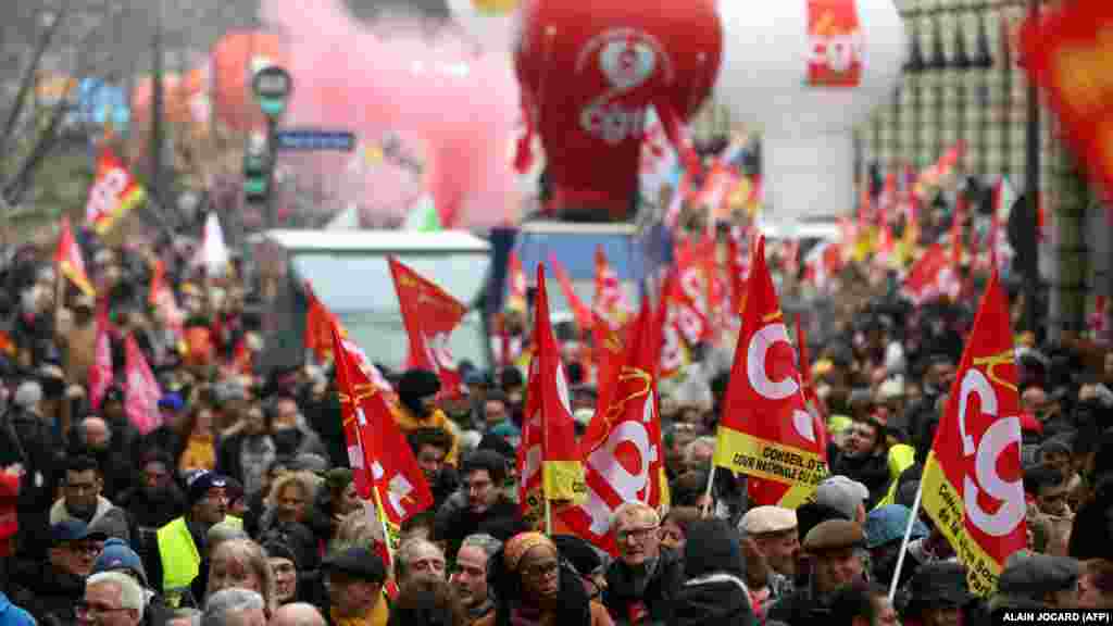 A franciaországi közalkalmazottak tüntetése 2024. december 5-én Párizsban.&nbsp;A francia köztisztviselők már korábban sztrájkot terveztek a költségvetési megszorítások miatt. A tiltakozásra mindössze egy nappal azután került sor, hogy a kormány megbukott a bizalmi szavazáson