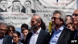 Turkey -- Editor-in-chief of Turkish newspaper Cumhuriyet daily Can Dundar (R) and the chief of the newspaper's bureau in Ankara Erdem Gul (C) take part in a rally by supporters of four jailed Turkish academics in front of a courthouse in Istanbul, April