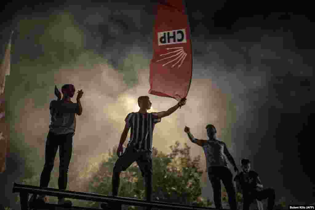 People gather to celebrate after oppositionist Ekrem Imamoglu&#39;s victory in a rerun of Istanbul&#39;s mayoral election on June 23. (AFP/Bulent Kilic)