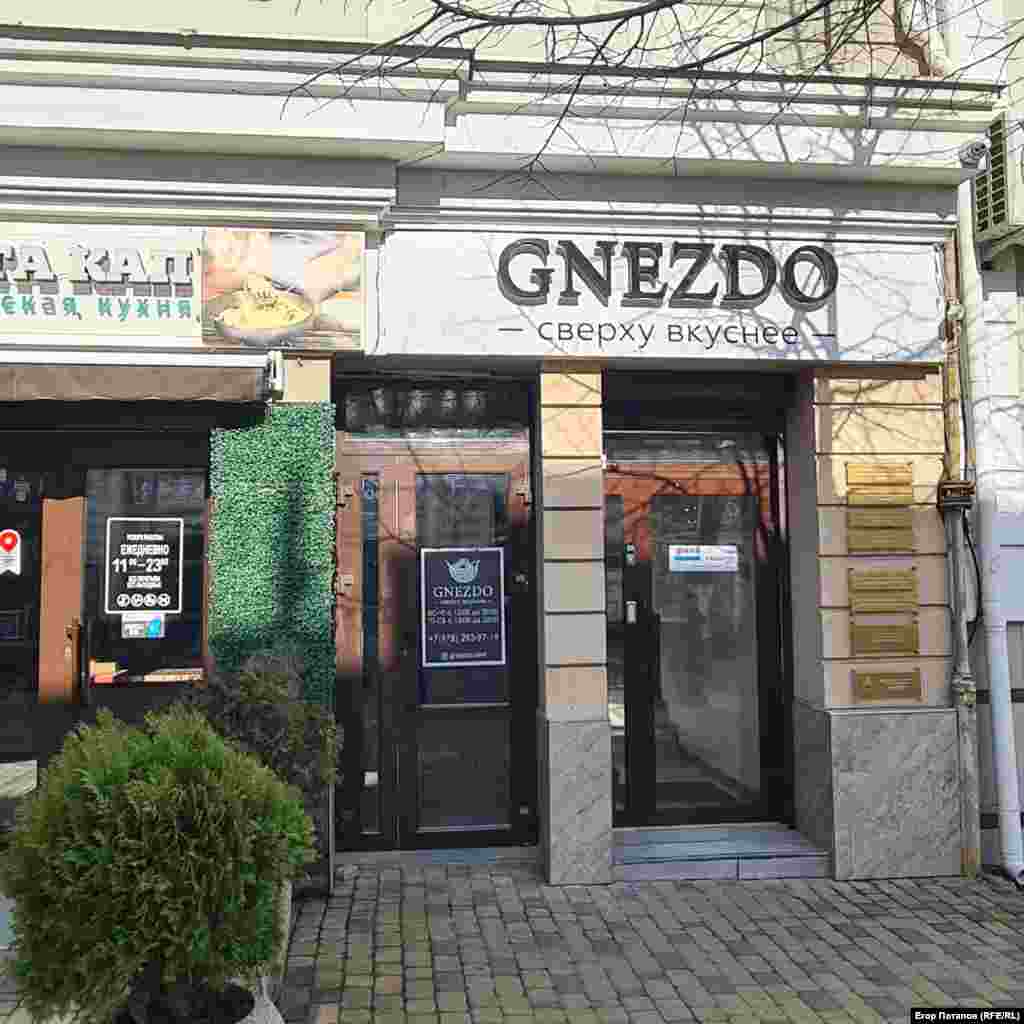 Центр Симферополя пестрит названиями магазинов и заведений на латинице