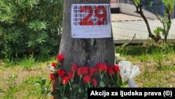 Cvijeće za žrtve na mjestu gdje je održan memorijalni skup