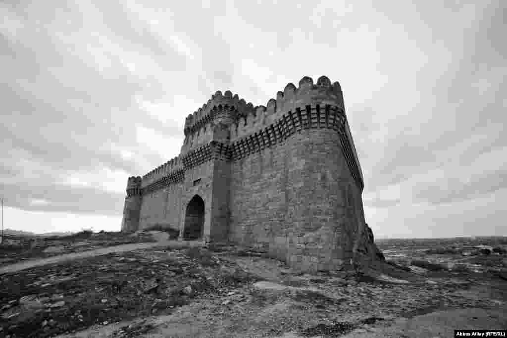 Sonuncu bərpadan əvvəl qala dağınıq vəziyyətdə olub. Araşdırmaçıların fikrincə nə zamansa bu qaladan Qız Qalasına gizlin yeraltı tunel olub.