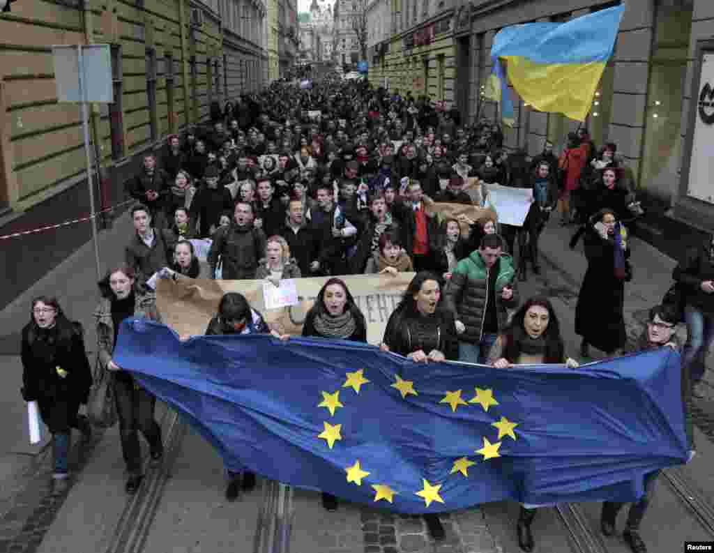 22 листопада. Майдани за євроінтеграцію збираються у низці українських міст, зокрема, у Львові, Донецьку, Дніпропетровську. (На фото - Львів)