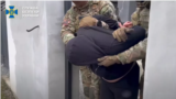 Képernyőfotó az Ukrán Biztonsági Szolgálat YouTube csatornáján közzétett videóból a kémkedéssel gyanúsított férfi őrizetbe vételéről