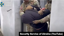 Задержание подозреваемого по делу о шпионаже, скриншот из видео СБУ 9 мая