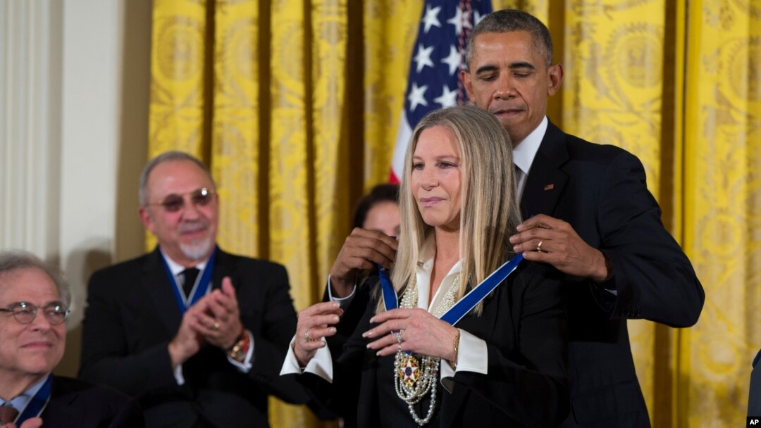 Barbra Streisand primind Medalia Libertății de la președintele democrat Barack Obama, în 2015. 