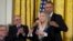Barbra Streisand primind Medalia Libertății de la președintele democrat Barack Obama, în 2015. 