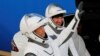Astronautët Soichi Noguchi dhe Michael Hopkins.