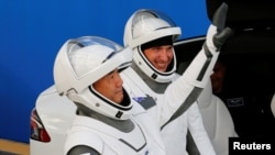 Жапон ғарышкері Соичи Ногучи мен НАСА ғарышкері Майкл Хопкинс.