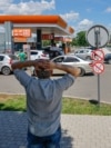 Автомобілі у черзі на заправці після запровадження обмежень на продаж бензину, окупований Донецьк, 16 червня 2026 року