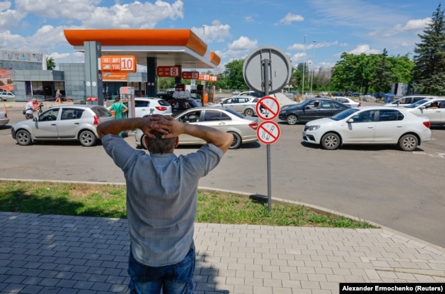 Shoferët presin në radhë në një pompë benzine në Donjeck më 16 qershor.<br><br>Sipas mediave ruse, dhjetëra rajone në mbarë Rusinë dhe në territoret e kontrolluara nga Rusia kanë vendosur kufizime se sa karburante mund të blejnë civilët.