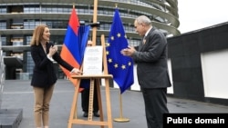 ფოტოზე: ევროპარლამენტის პრეზიდენტი რობერტა მეცოლა და სომხეთის პრემიერ-მინისტრი ნიკოლ ფაშინიანი. 2026 წლის 11 მარტი