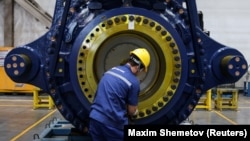 Sklapanje generatora vetroturbine u industrijskom parku kompanije Ming Yang Smart Energy u Kini, 13. jun 2026.