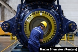 Montimi i gjeneratorit të një turbine ere në parkun industrial të kompanisë Ming Yang Smart Energy në Kinë, 13 qershor 2026.