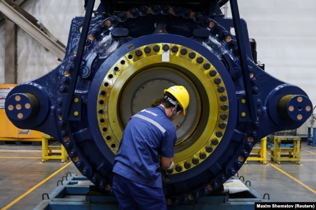Montimi i gjeneratorit të një turbine ere në parkun industrial të kompanisë Ming Yang Smart Energy në Kinë, 13 qershor 2026.