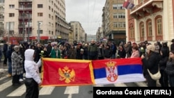 Studenti i građani tokom blokade ispred zgrade Rektorata u Beogradu i 29-minutne tišine u čast poginulima u Novom Sadu i ubijenima u Arilju i na Cetinju, u Crnoj Gori, 3. januar 2024.