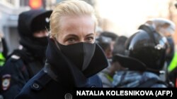 Всупереч поширюваній у російських ЗМІ версії, її від’їзд із Росії не викликаний страхом через арешт чоловіка, наголошує німецьке видання