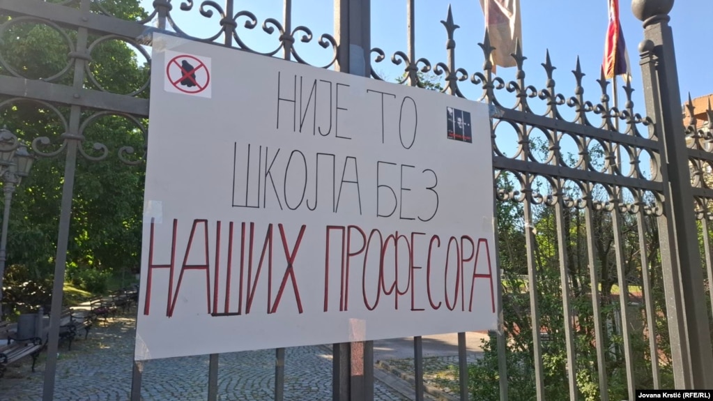 Para Gjimnazit “Jovan Jovanoviq Zmaj” në Novi Sad, më 13 dhjetor 2024, u mblodhën qindra qytetarë për të protestuar kundër presioneve ndaj nxënësve dhe profesorëve të kësaj shkolle.