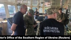 Сотрудники СБУ и военной прокуратуры Украины и экипаж российского танкера NIKA SPIRIT.