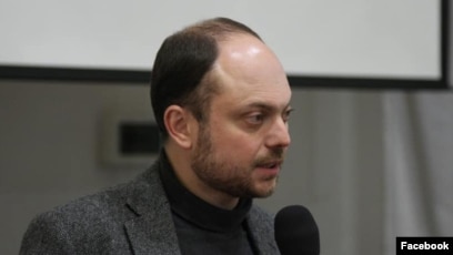 Нудистердің отбасылық фотосуретін қараңыз