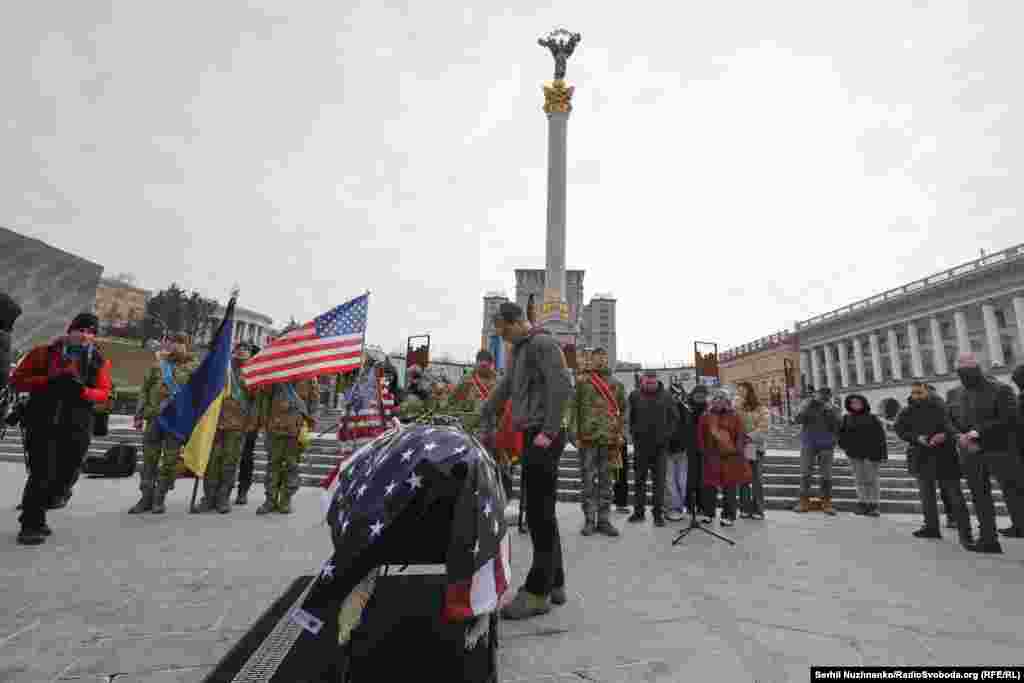 На прощання із військовим прийшли його друзі, бойові побратими та небайдужі кияни