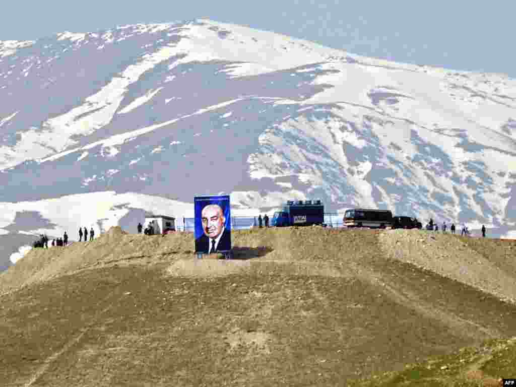 Avganistan - Portret na brdu - Mnoštvo se okupilo da oda poštu preminulom bivšem predsjedniku Avganistana Mohammad Daud Khanu,koji je ubijen u prosovjetskom državnom udaru 1978.godine.Njegovi posmrtni ostaci su nedavno otkriveni u Avganistanu.