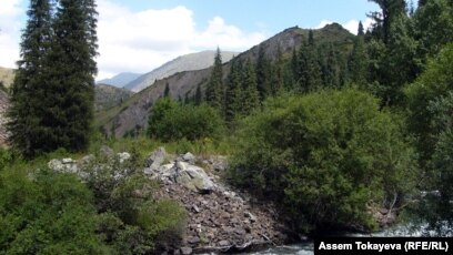 Ең үлкен әйелмен жыныстық қатынас Бесінші өлшемді әдемі кеуделер бейнеленген онлайн порно видеолар