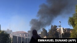 Дымовые волны во время протестов против израильской оккупации и его воздушной кампании в секторе Газа, в районе очага возгорания Шейх-Джарра в восточном Иерусалиме, 18 мая 2021 года.