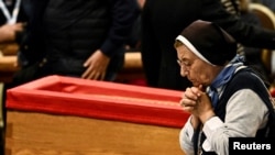 Časna sestra odaje počast pokojnom papi Franji unutar Bazilike svetog Petra, Vatikan, 25. aprila 2025. 