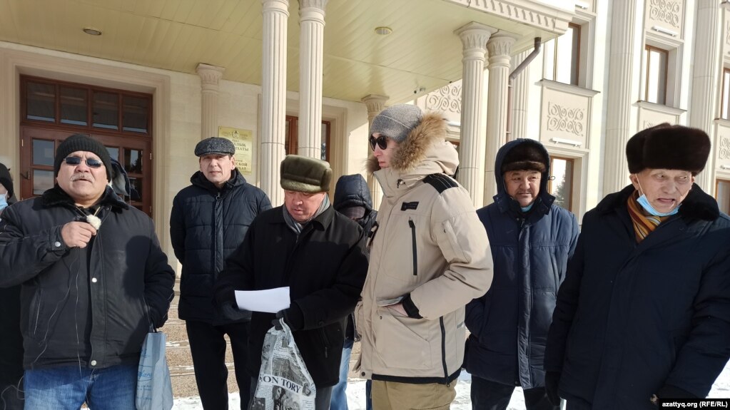 Группа людей, подписавших уведомление о проведении мирного митинга. Бекболат Утебаев в центре, с бумагами. Уральск, 22 февраля 2021 года.