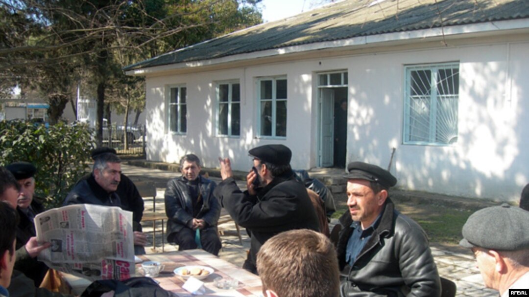 Əgər yasda qənd və çaydan başqa bir şey verilərsə, mollanın fəaliyyətinə xitam verilir