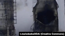 Сьогодні зранку російські війська знову масовано атакували Одещину ударними безпілотниками. Серед іншого, пошкоджені резервуари для зберігання олії одного з промислових підприємств