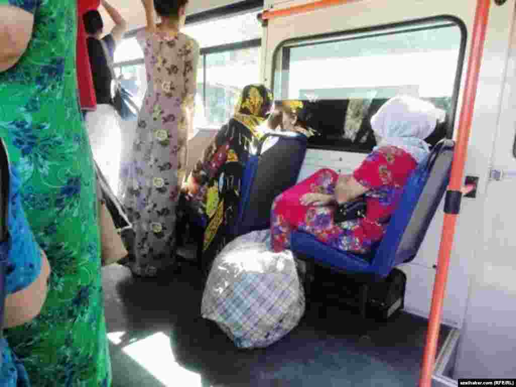 Awtobusyň içi. Aşgabat