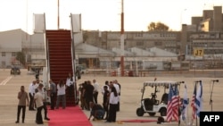 Angajații aeroportului Ben Gurion pregătesc covorul roșu pentru sosirea președintelui american Donald Trump.13 octombrie, 2025.