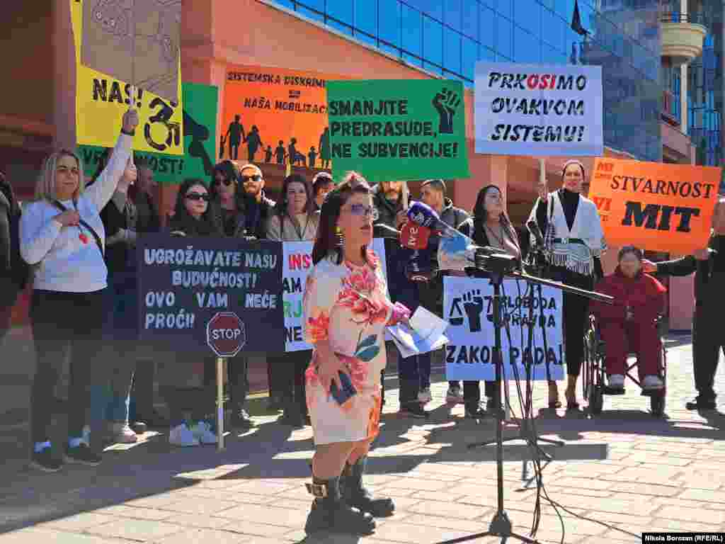 Protest organizacija koje se bore za prava osoba sa invaliditetom ispred nadležnog ministarstva u Podgorici, Crna Gora, 19. marta. Vlada je pod pritiskom civilnog sektora zaustavila proceduru usvajanja izmjena Zakona o profesionalnoj rehabilitaciji i zapošljavanju osoba s invaliditetom.