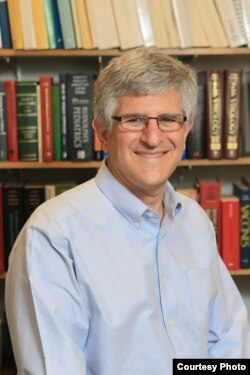 Paul Offit, drejtor i Qendrës për Krijimin e Vaksinave në Spitalin e Fëmijëve në Filadelfia të SHBA-së.