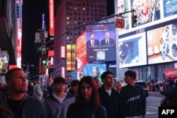 Cine a vrut, a putut urmări dezbaterea Vance-Walz și în Times Square, în inima New Yorkului. Mulți au ignorat-o, iar unii au spus că a fost cam plicticoasă. Una peste alta, este de așteptat să nu influențeze semnificativ votul din noiembrie.