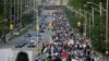 Люди проходят 7-километровый марш от места преступления к мечети в память о мусульманской семье, которая была убита в результате нападения на почве ненависти в Лондоне, Онтарио, Канада, 11 июня 2021 года. REUTERS/Carlos Osorio 