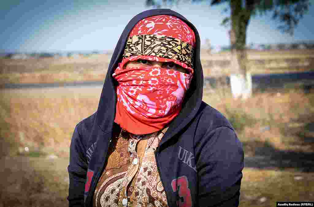 Смотритель на территории: &ldquo;Если я увижу работниц где-то в другом месте, я их просто не узнаю. Потому что они все время ходят с зарытыми лицами&rdquo;. 