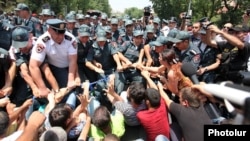 Armenia - Riot police disperse protesters remaining on Marshal Bagramian Avenue, Yerevan, 6July2015.