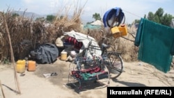 کونړ کې د جګړو له امله د بېځایه شوې مېرمن موقت ځای 