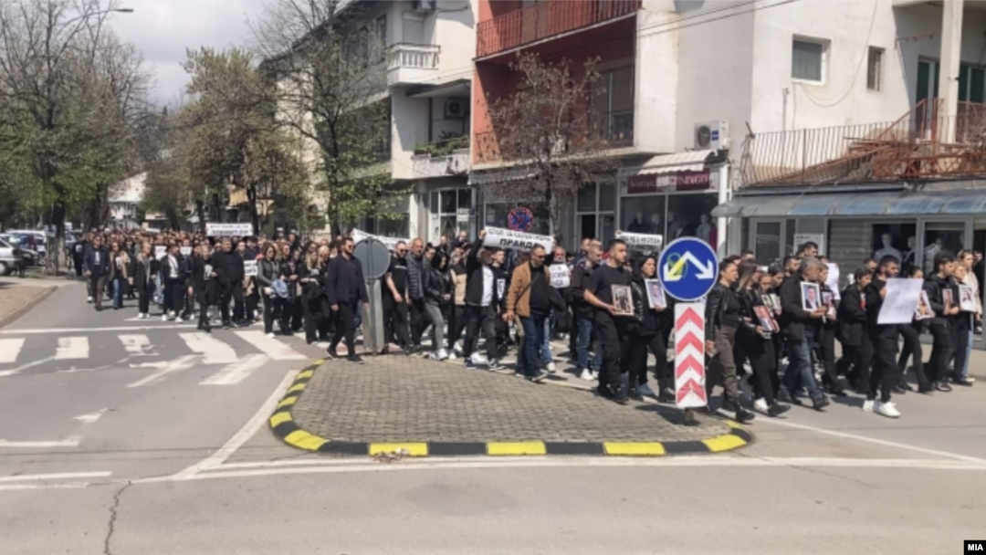 „Марш за ангелите“ на улиците во Кочани, организиран од семејствата на починатите во пожарот, 5 април 2025