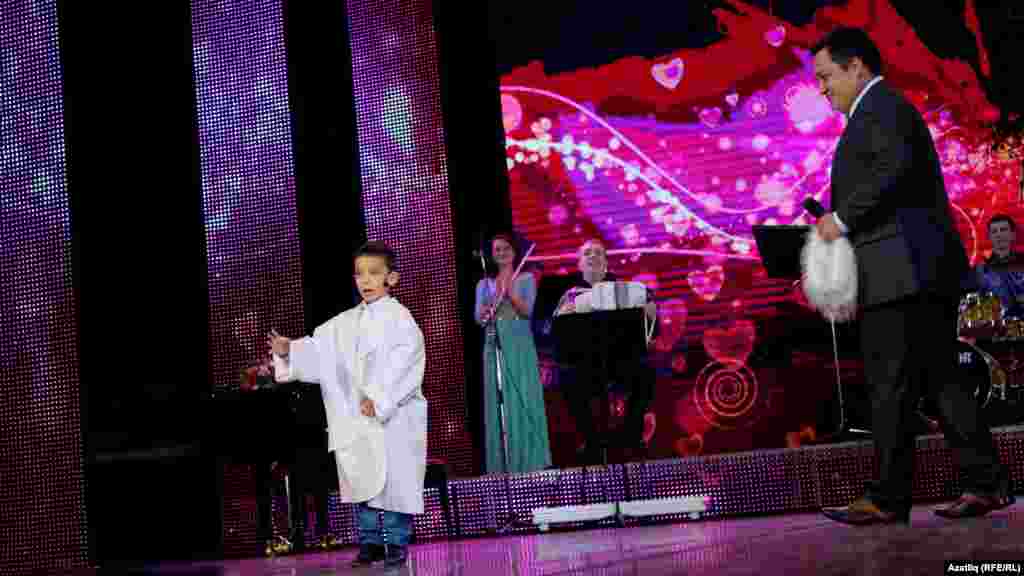 Илнарның улы Аяз Ялалов өч-дүрт яшьтән сәхнәдә үсә, ди әти-әнисе