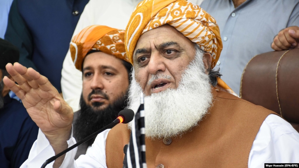 In an interview with RFE/RL's Radio Mashaal on July 22, the controversial cleric Maulana Fazlur Rehman called for peace talks between Pakistan and Tehrik-e Taliban Pakistan. (file photo)