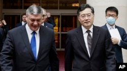Na fotografiji koju je objavilo Ministarstvo vanjskih poslova Narodne Republike Kine, kineski ministar vanjskih poslova Ćin Gang hoda pored zamjenika ruskog ministra vanjskih poslova Andreja Rudenka u Pekingu, u nedjelju, 25. juna 2023. 