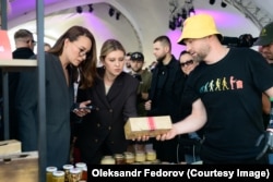Олександр презентує медову продукцію