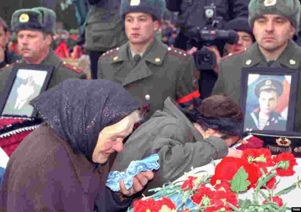 Август бывает террористический, техногенный. Еще бывает август военный и с государственным переворотом. Не забудем - 12 августа 2000 года в Баренцевом море затонула атомная подводная лодка "Курск"