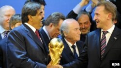Sheikh Hamad bin Khalifa Al-Thani nga Katari, Igor Shuvalov nga Rusia dhe Sep Blatter nga FIFA, gjatë ceremonisë për zgjedhjen e organizatorëve të kampionateve botërore të futbollit 2018 dhe 2022  [ 2 dhjetor 2010]