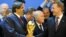 Sheikh Hamad bin Khalifa Al-Thani nga Katari, Igor Shuvalov nga Rusia dhe Sep Blatter nga FIFA, gjatë ceremonisë për zgjedhjen e organizatorëve të kampionateve botërore të futbollit 2018 dhe 2022  [ 2 dhjetor 2010]